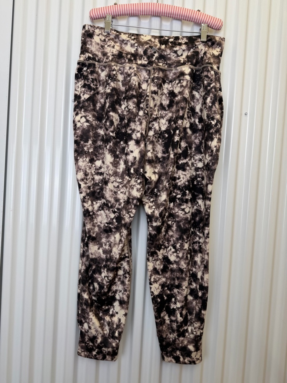 Athleta Salutation Jogger‎ XL Tie Dye Neutral High Rise Pockets Athleisure Pants - Picture 3 of 6
